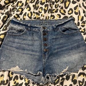 Women’s high waisted jean shorts! Size 11!